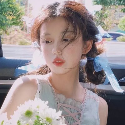 与一位女士合影